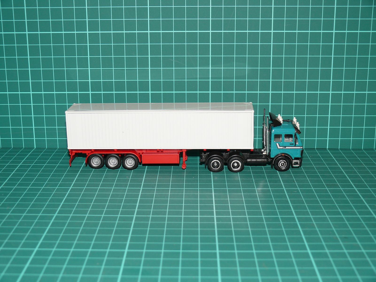 Herpa H0 – Těžký třínápravový tahač Mercedes-Benz SK s chladírenským/skříňovým návěsem (custom tuning) – H0