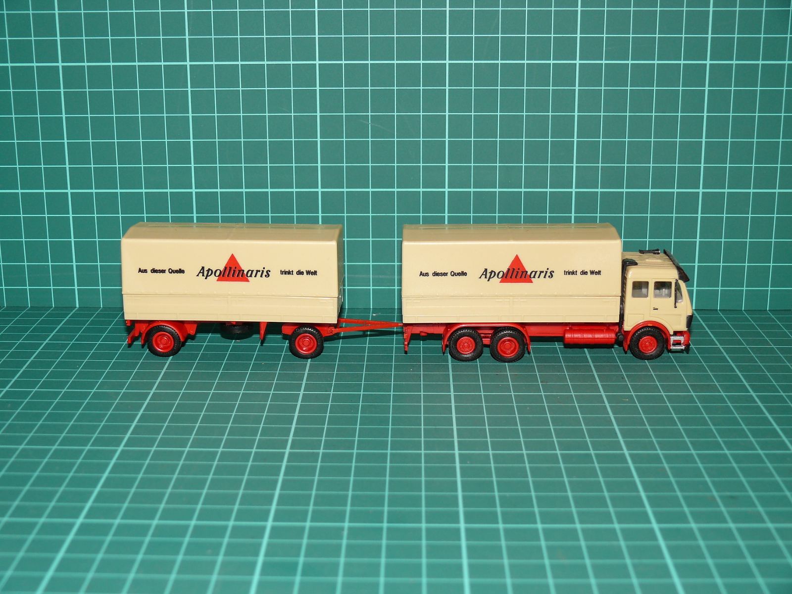 Herpa H0 – Nákladní souprava Mercedes-Benz SK 3-osý s 2-osým valníkovým přívěsem „Apollinaris“ – H0