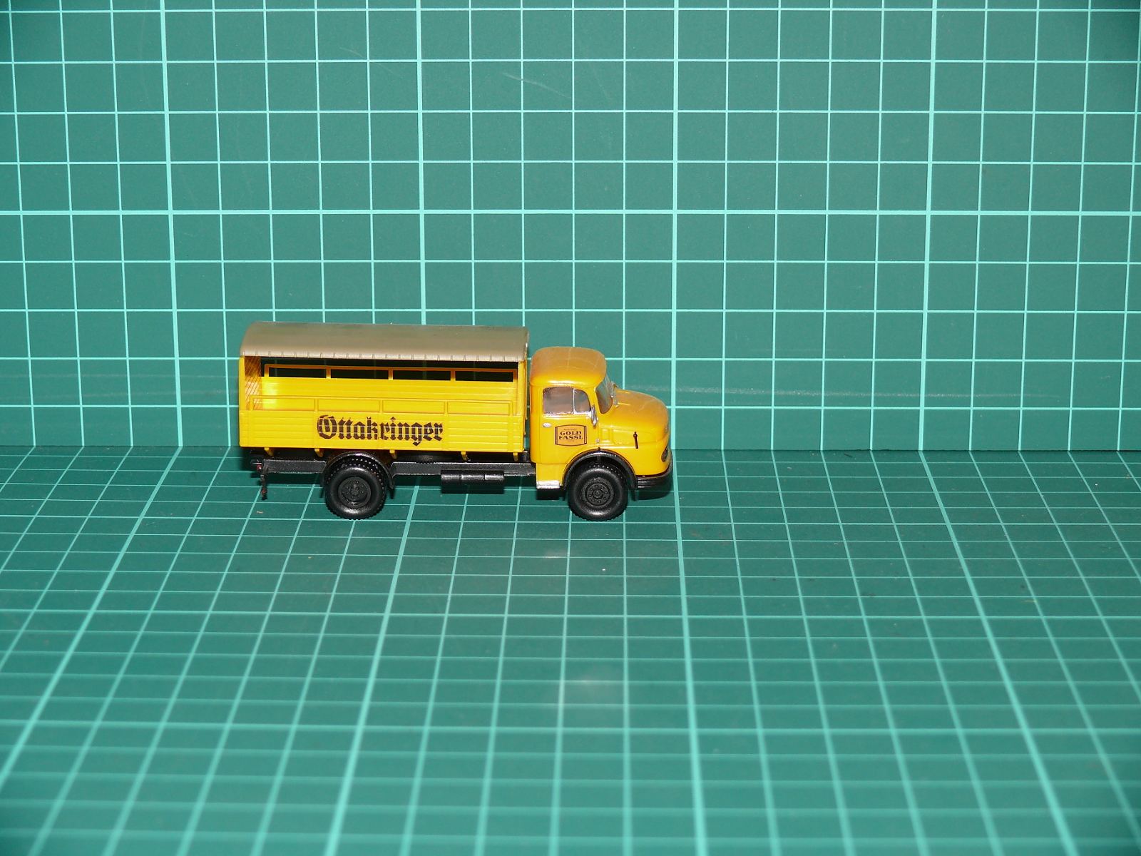 Brekina H0 – Pivovarský nákladní automobil Mercedes-Benz L 322 / L 1113 „Ottakringer Gold Fassl Bier“ – H0