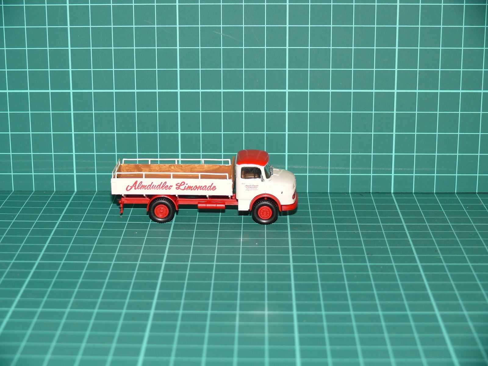 Brekina H0 – Nápojový valníkový automobil Mercedes-Benz L 322 / L 1113 „Almdudler Limonade“ – H0