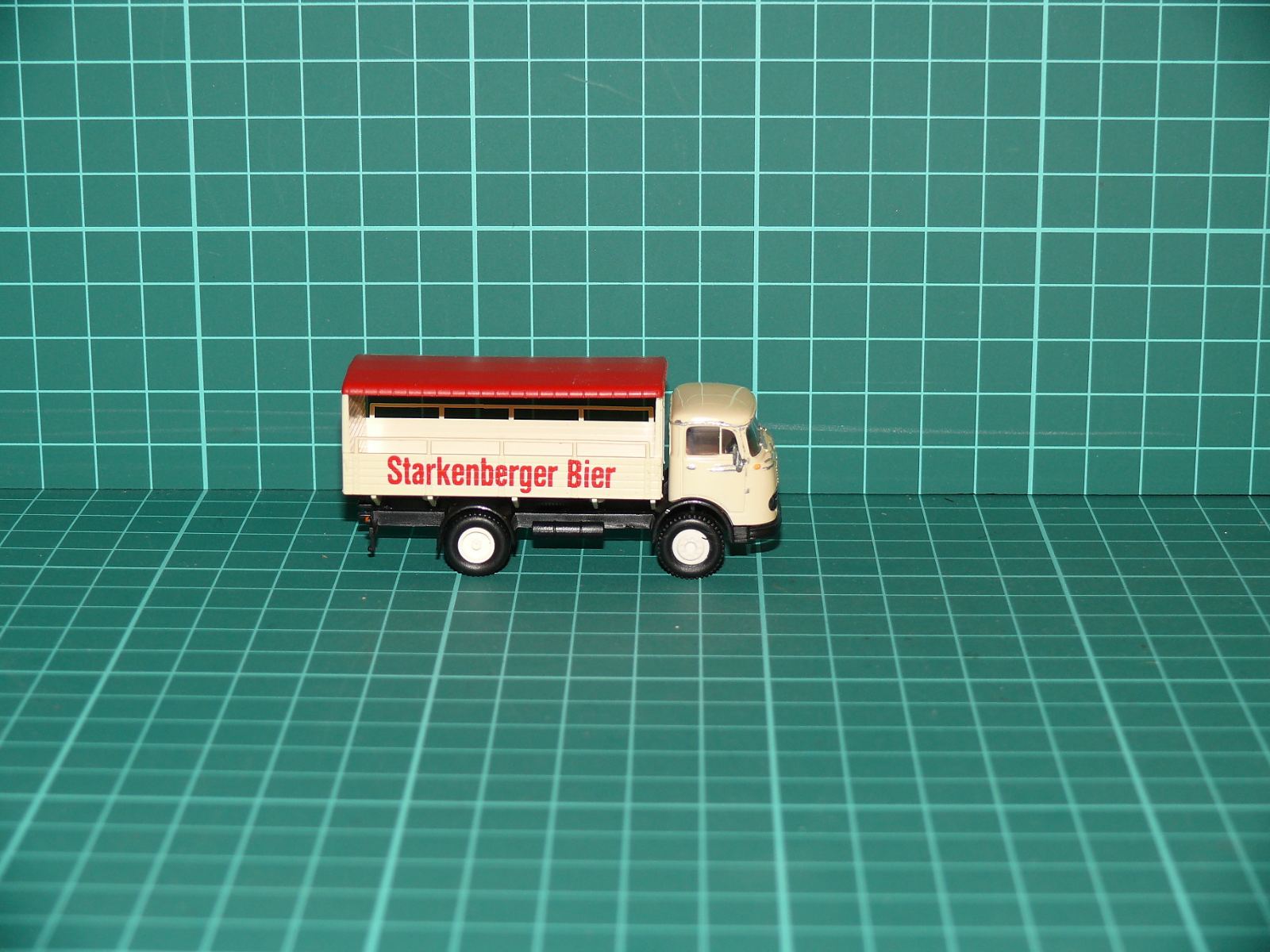 Brekina H0 – Pivovarský nákladní automobil Mercedes-Benz LP 322 / LP 1113 „Starkenberger Bier“ – H0