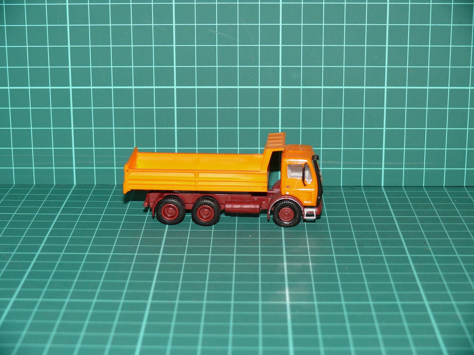 Herpa H0 – Tříosý těžký sklápěč Mercedes-Benz NG / SK 2632 6x4 (oranžová / hnědé šasi) – H0