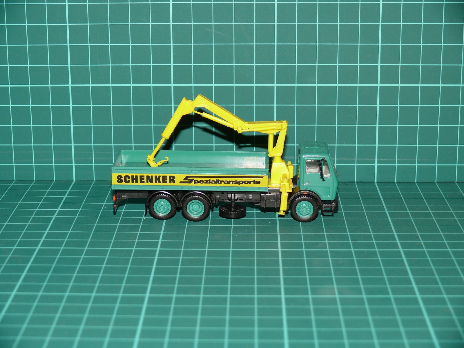 Herpa H0 – Tříosý valník Mercedes-Benz NG s hydraulickou rukou „SCHENKER Spezialtransporte“ – H0