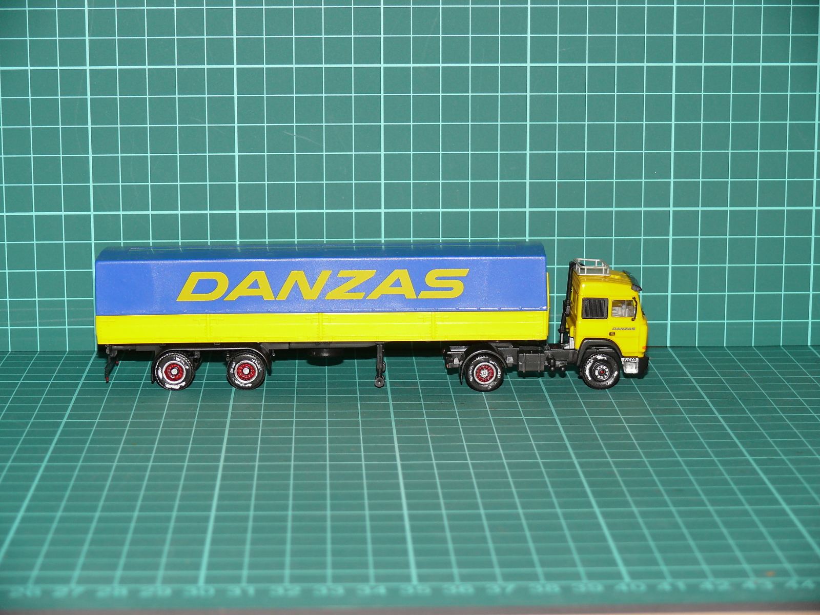 Herpa H0 – Plachtový tahač návěsů Iveco Turbostar s 2-osým návěsem „DANZAS“ – H0