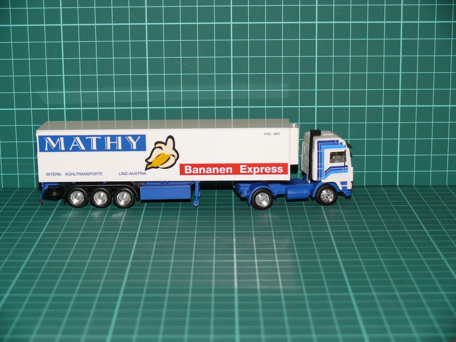 Herpa H0 – Chladírenský tahač návěsů Volvo F12 „MATHY Bananen Express - Linz Austria“ – H0