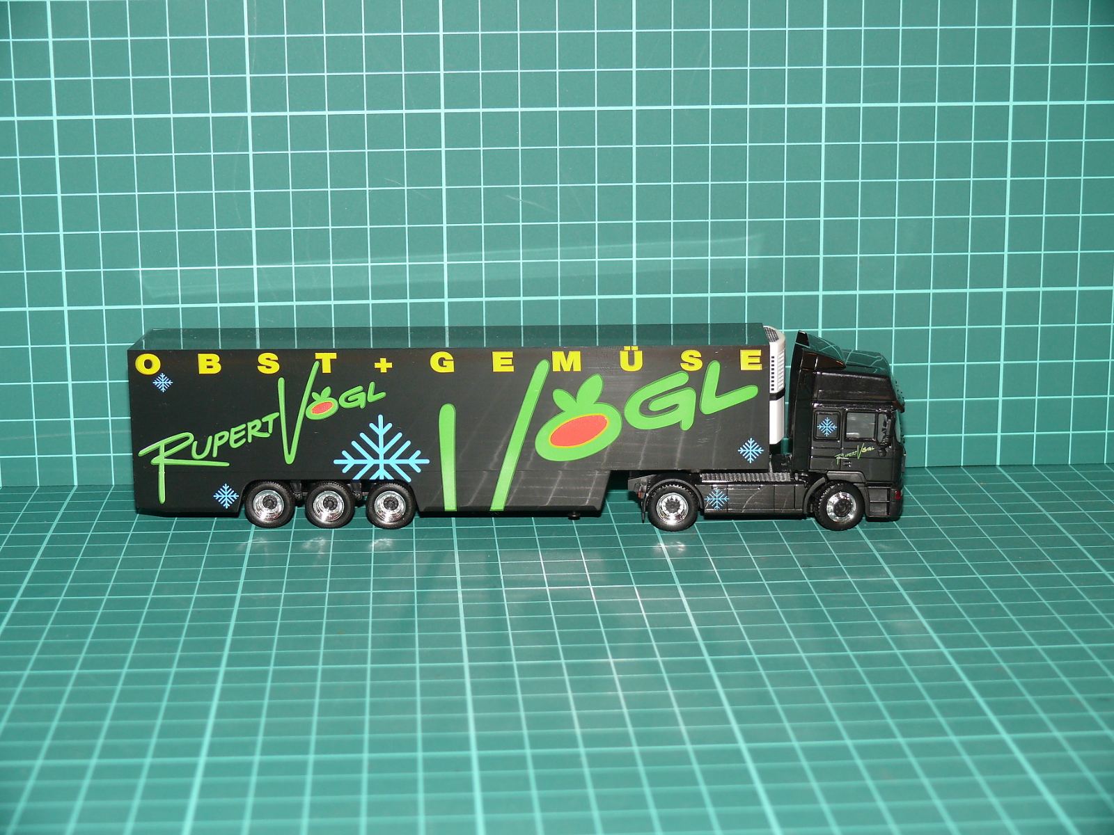 Herpa H0 – Chladírenský tahač návěsů MAN F90 „RUPERT VÖGL - Obst + Gemüse / Graz Austria“ – H0