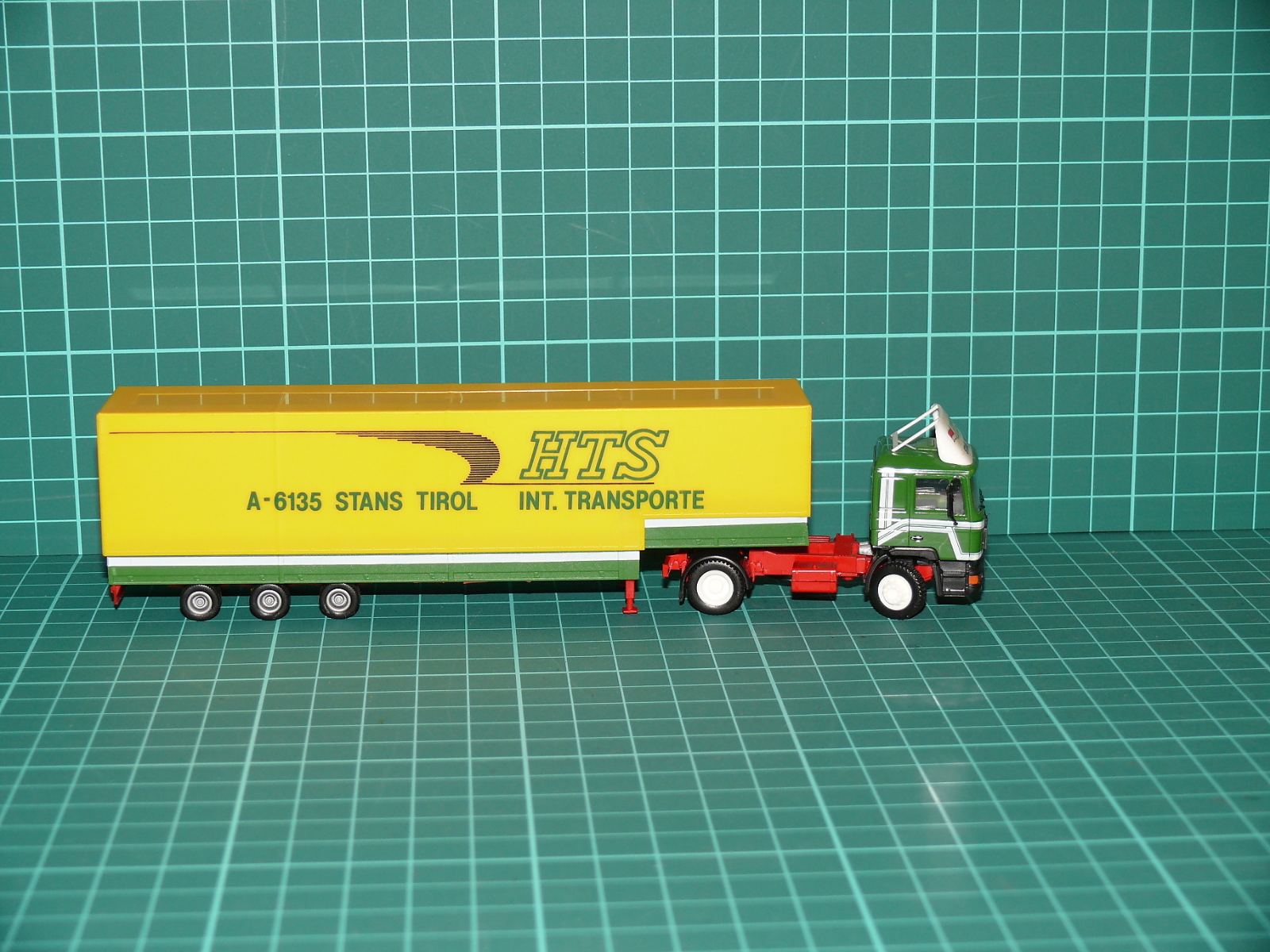 Herpa H0 – Plachtový tahač návěsů MAN F90 „HTS INT. TRANSPORTE - Stans Tirol“ – H0