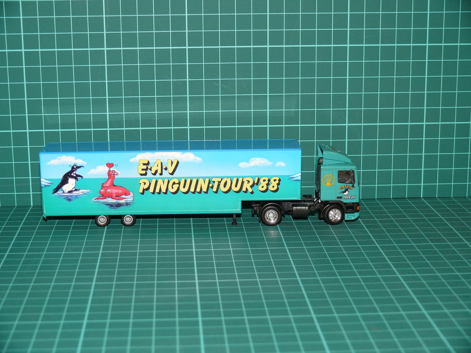 Herpa H0 – Koncertní kamion / tahač DAF 95 se skříňovým návěsem „EAV PINGUIN-TOUR '88“ (Erste Allgemeine Verunsicherung) – H0