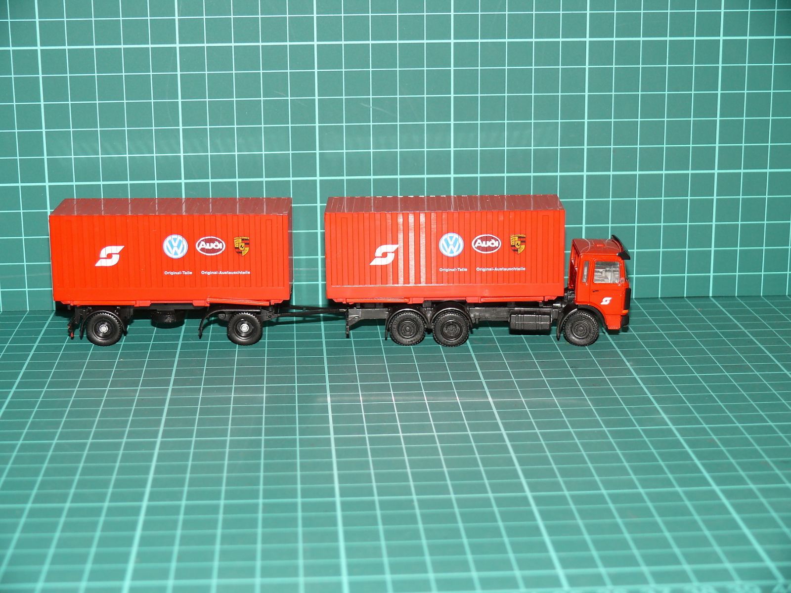 Herpa H0 – Kontejnerová souprava MAN F90 3-osý s přívěsem „Volkswagen / Audi / Porsche - Original Teile“ – H0
