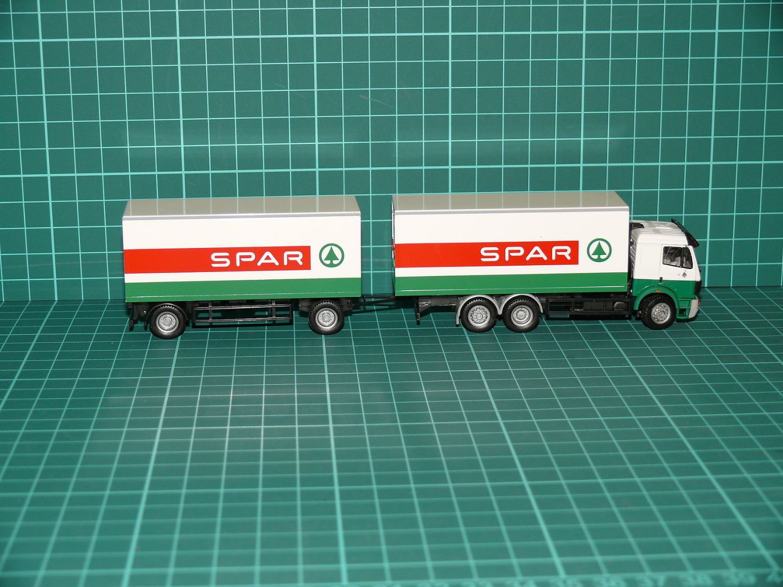 Herpa H0 – Skříňová nákladní souprava Mercedes-Benz SK 3-osý s 2-osým přívěsem „SPAR“ – H0