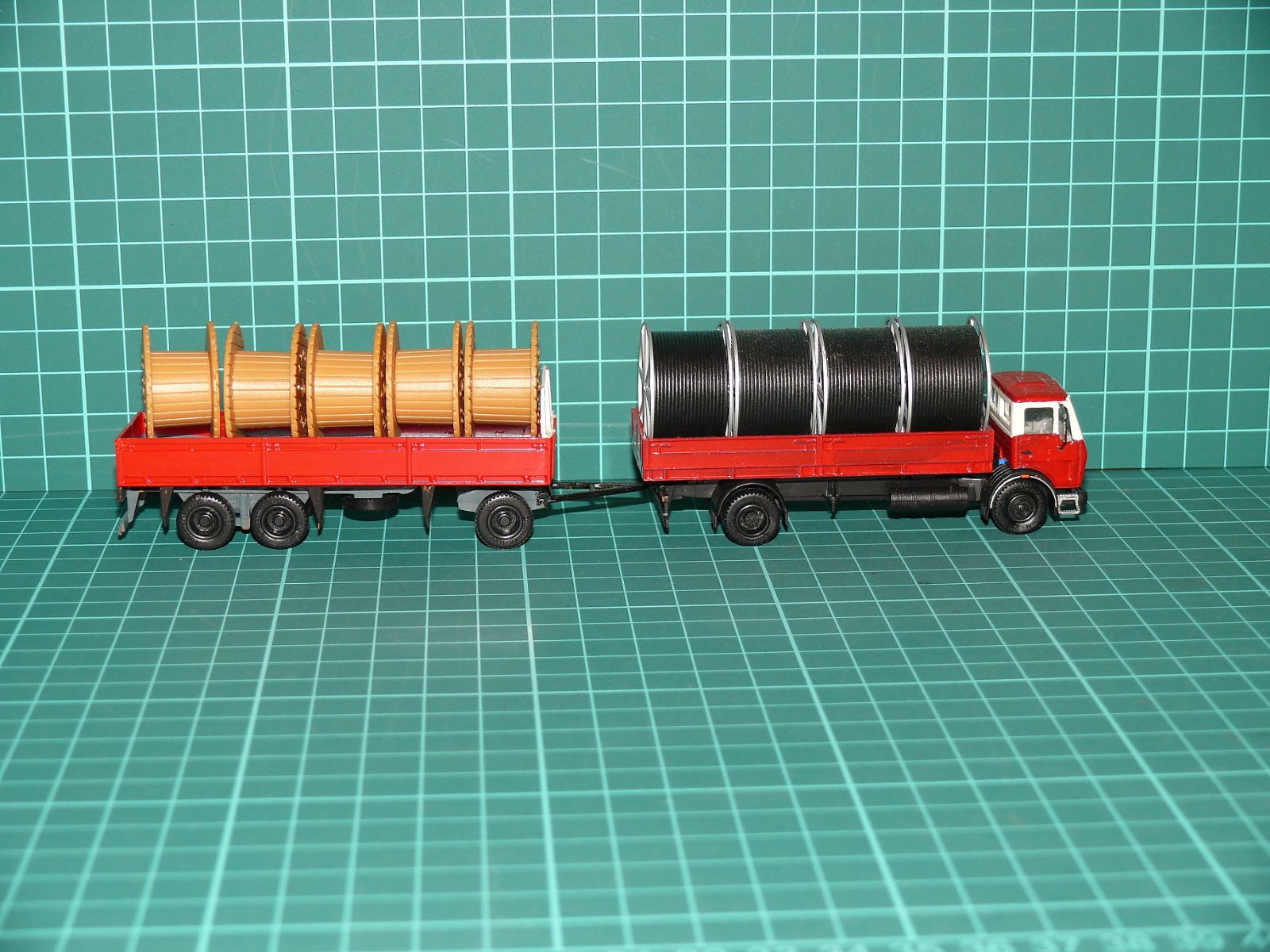 Herpa H0 – Nákladní souprava Mercedes-Benz NG valník s 3-osým přívěsem s nákladem kabelových cívek – H0