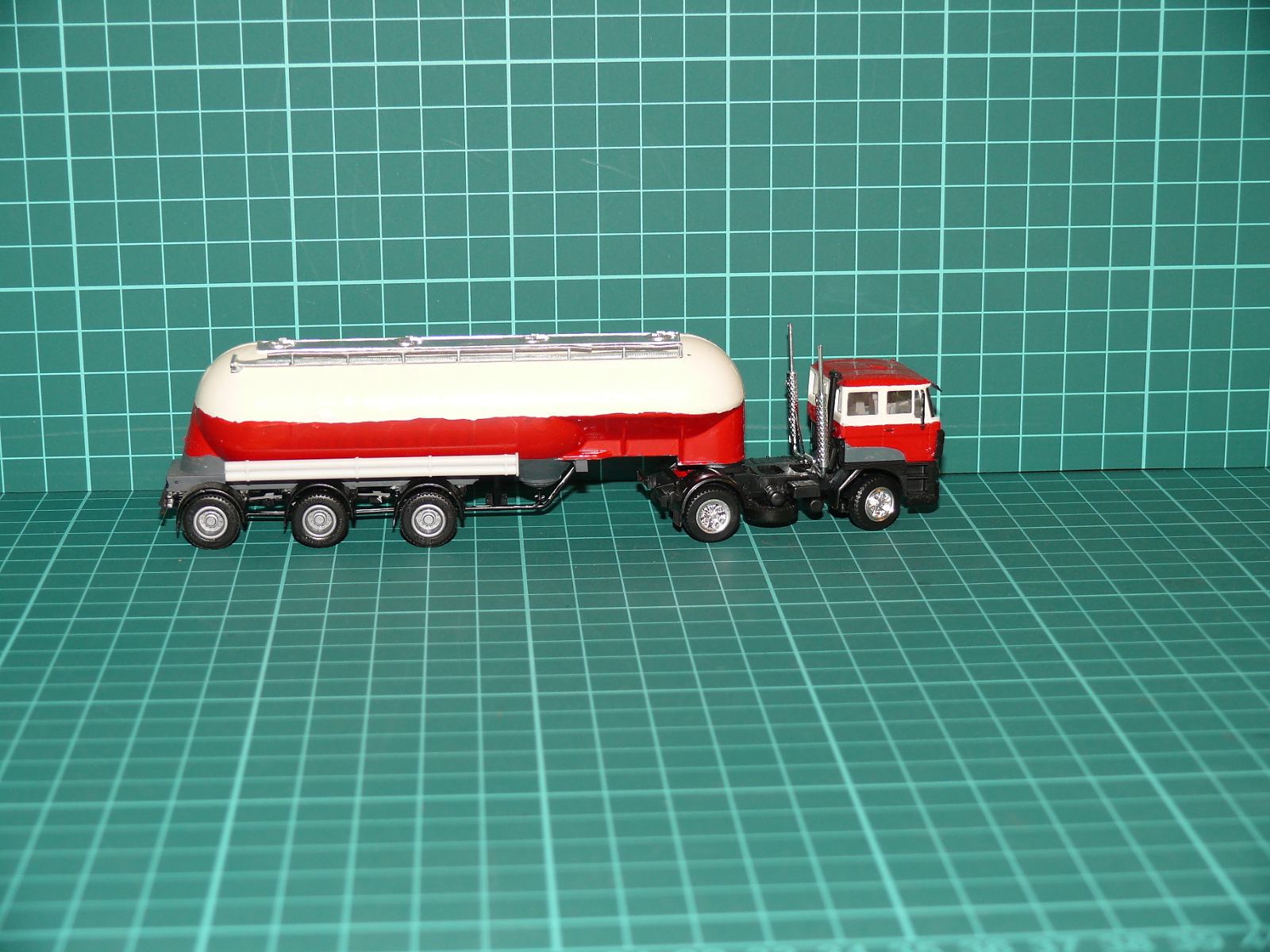 Herpa H0 – Cisternový tahač návěsů DAF 3300 / 95 na sypké hmoty / silo (červeno-bílý, úprava) – H0