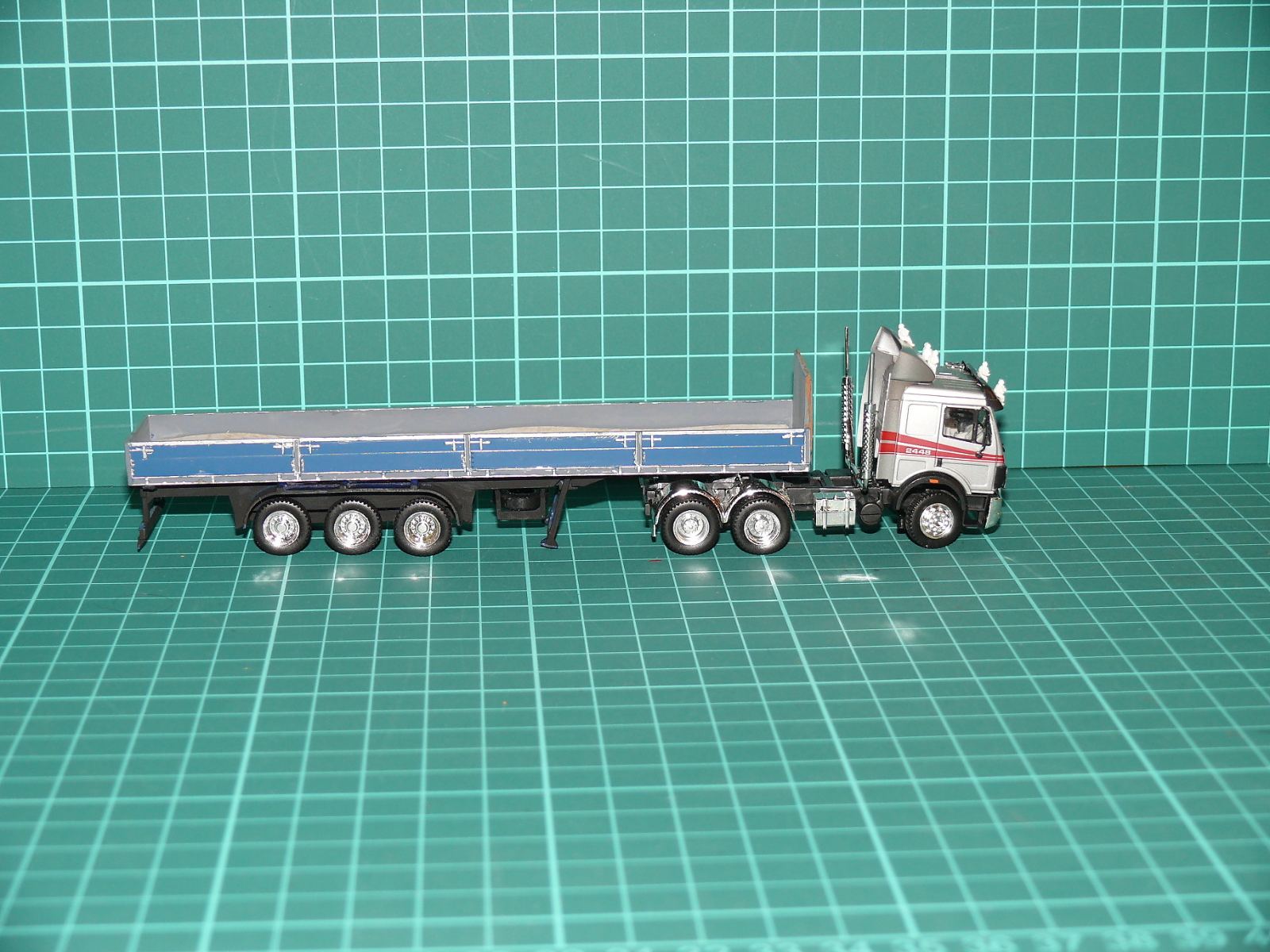 Herpa H0 – Těžký tahač Mercedes-Benz SK 2448 6x4 s valníkovým návěsem (custom tuning) – H0
