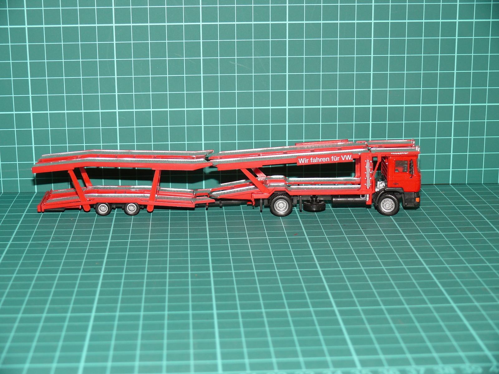 Herpa H0 – Dvoupatrový přepravník automobilů (autotransportér) MAN F90 „Wir fahren für VW.“ – H0