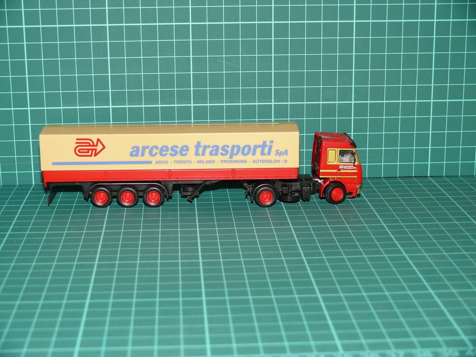 Herpa H0 – Plachtový tahač návěsů Scania 142M / 143M „arcese trasporti SpA“ – H0