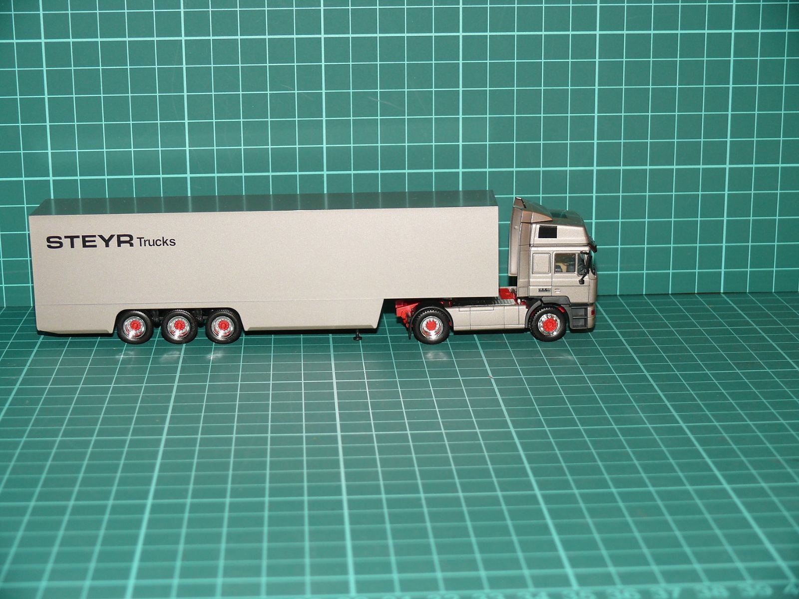 Herpa H0 – Aerodynamický tahač návěsů Steyr Trucks (MAN F90) se skříňovým návěsem – H0