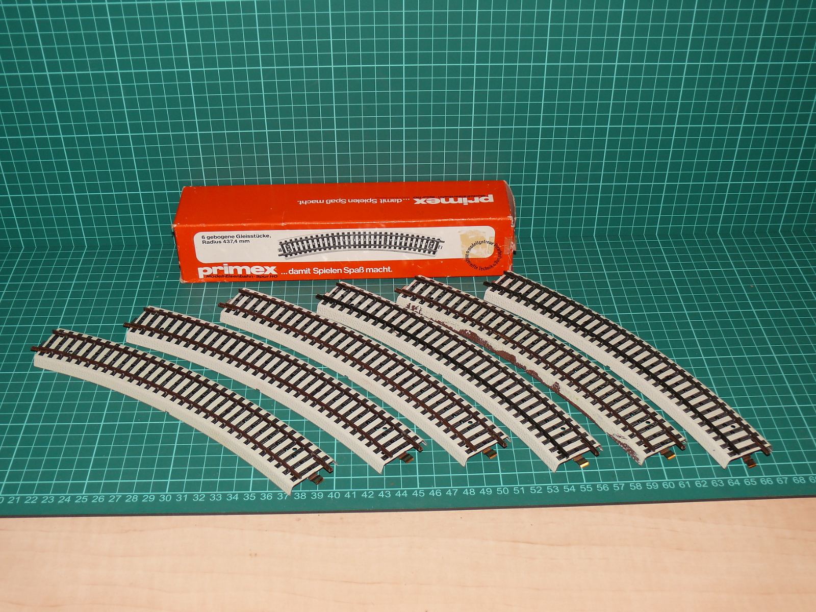 Primex / Märklin H0 5077 – Sada obloukových kolejí s podložím R437,4 mm 6 ks (3-kolejnicový systém Märklin) + krabička – H0