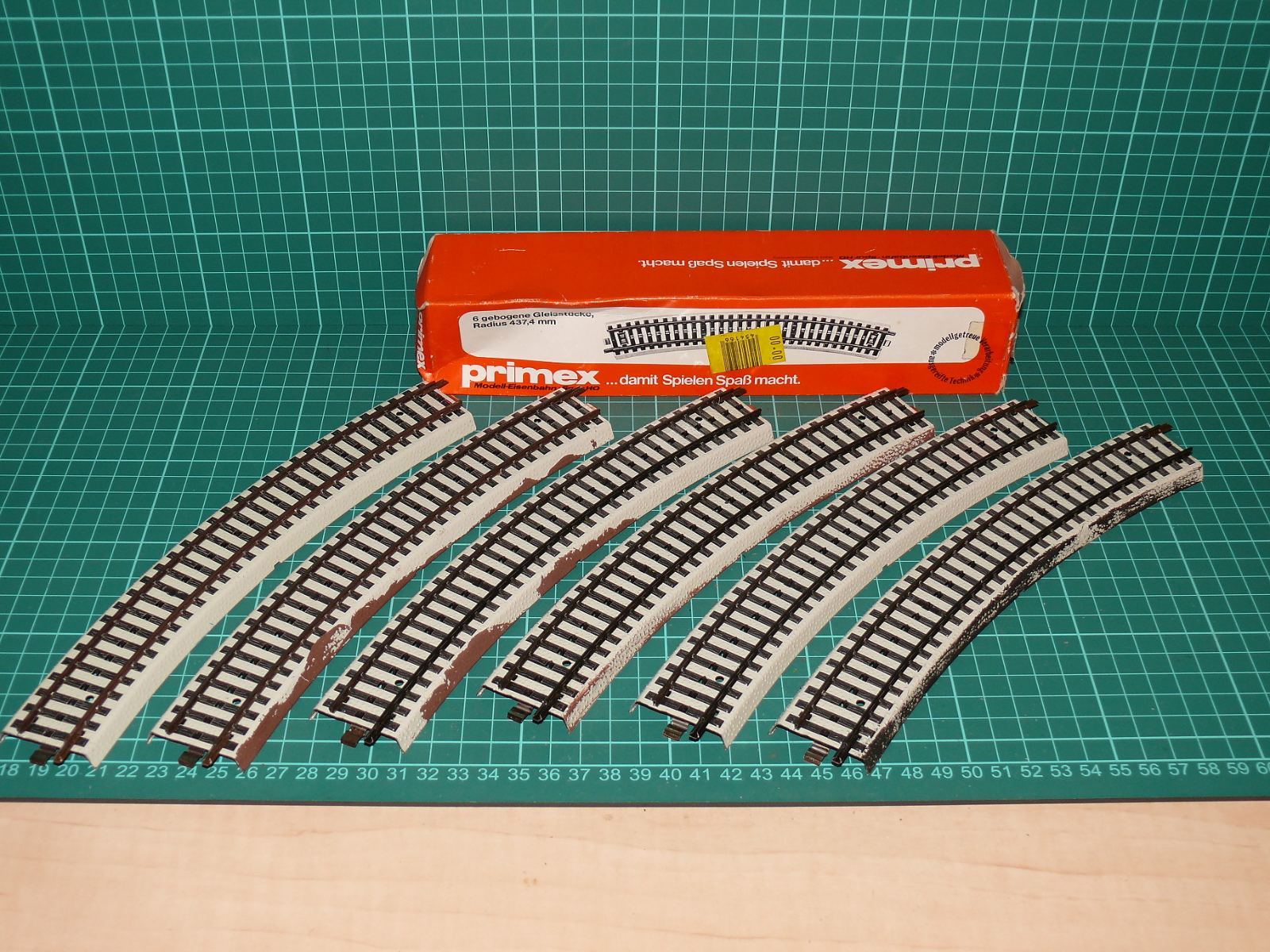 Primex / Märklin H0 5077 – Sada obloukových kolejí s podložím R437,4 mm 6 ks (3-kolejnicový AC systém) + krabička (Sada 2) – H0