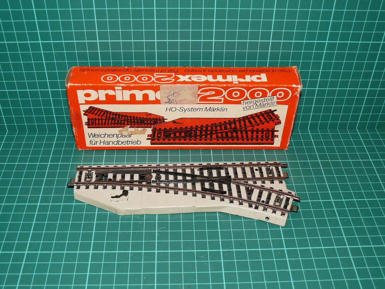 Primex / Märklin H0 5043 (2000) – Ruční pravá výhybka s podložím (3-kolejnicový systém Märklin) + krabička – H0