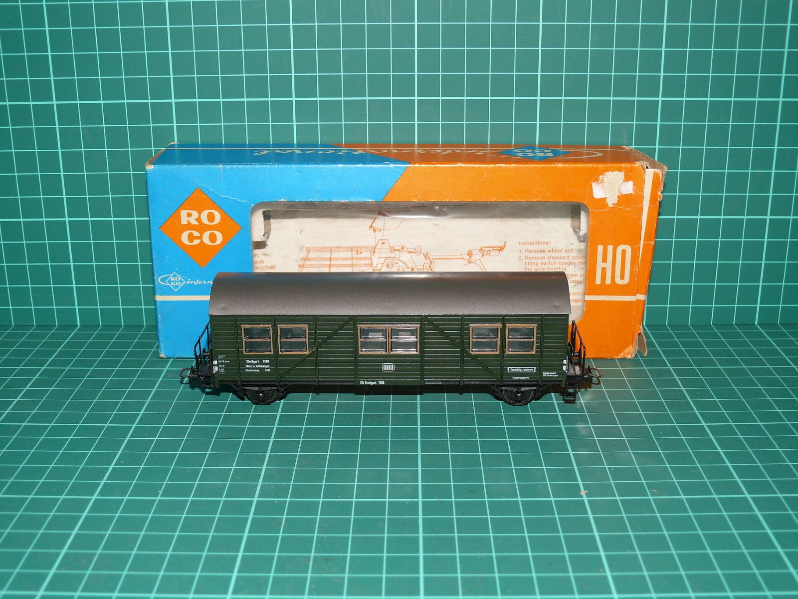 Roco H0 4333 – 2-nápravový obytný/dílenský stavební vůz Bauzugwagen, DB (Ep. III/IV) + OVP – H0