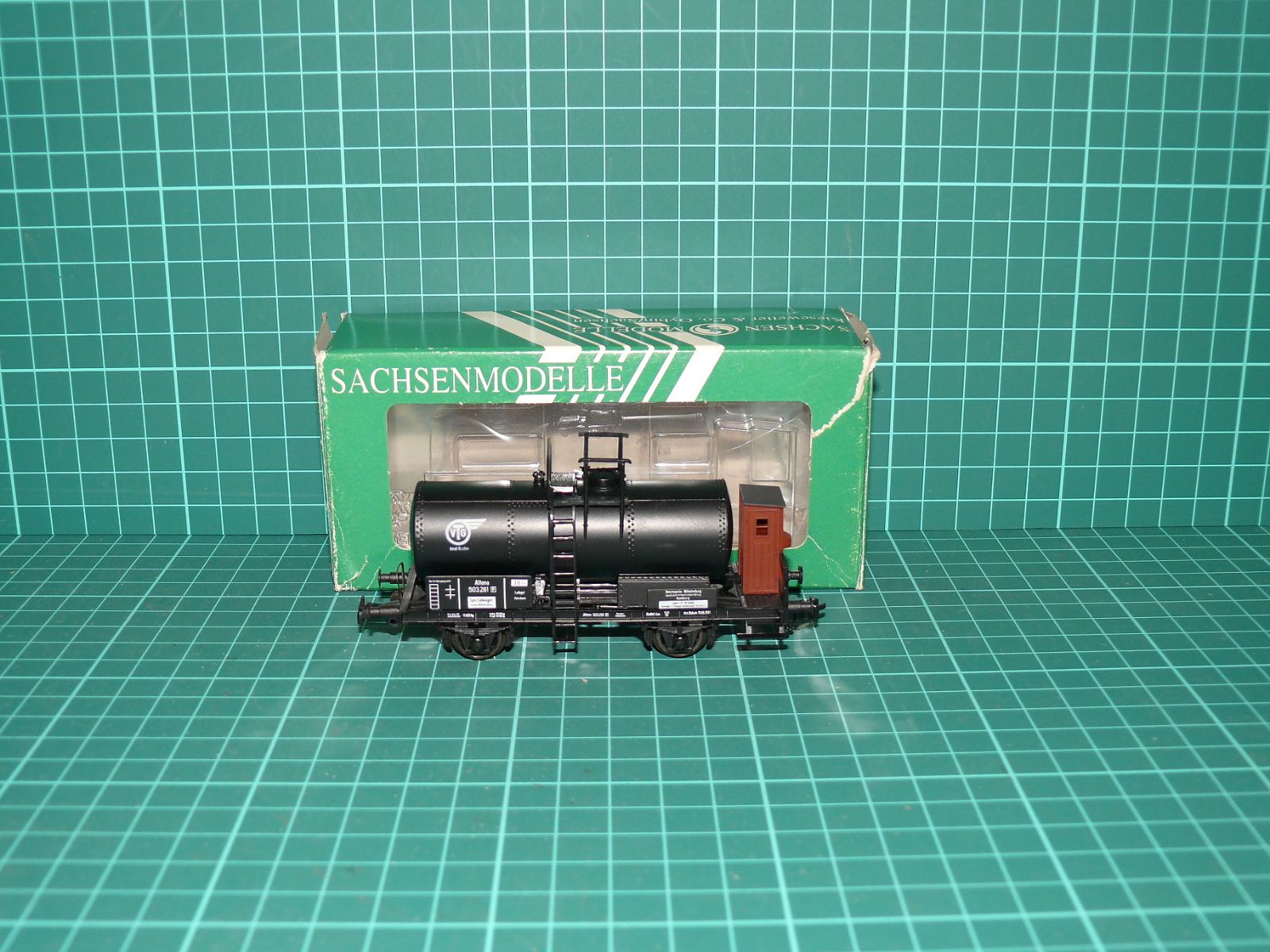 Sachsenmodelle H0 16038 – 2-nápravový cisternový vůz VTG s budkou, DR (Ep. III) + OVP – H0