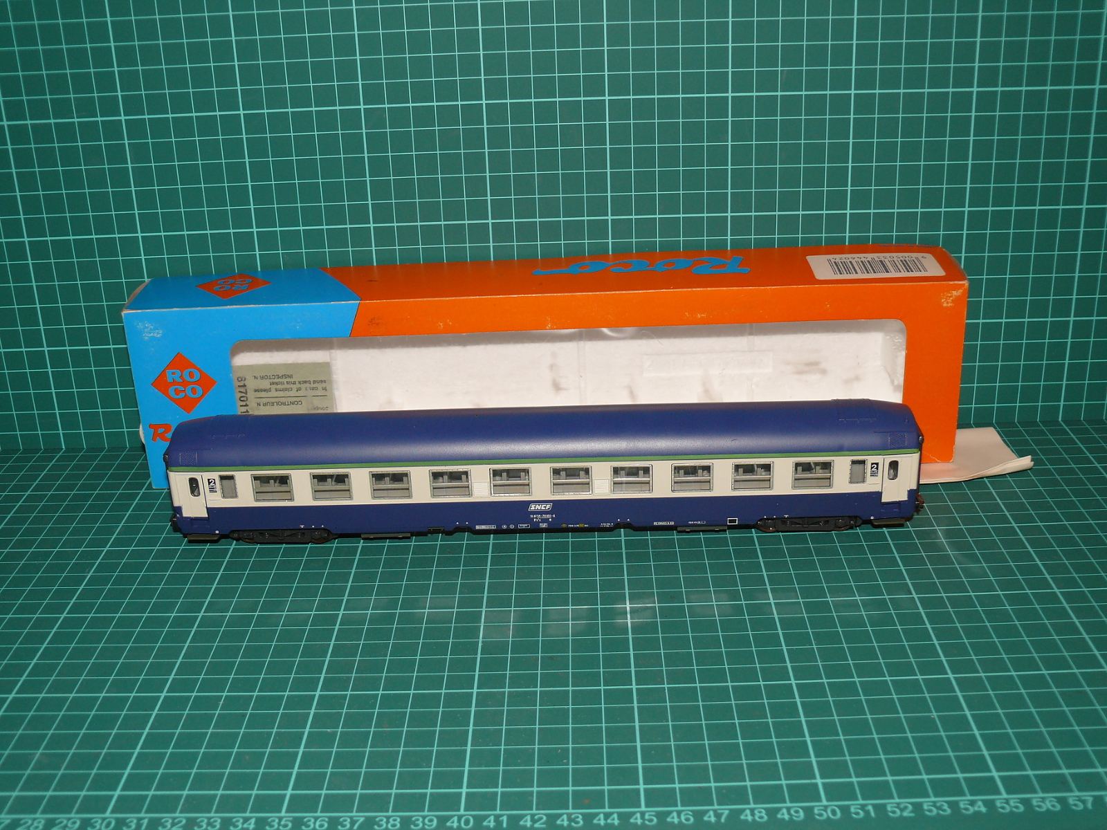 Roco H0 44250C – 4-nápravový rychlíkový osobní vůz B10tu Corail 2. třídy, SNCF (Ep. IV) + OVP – H0