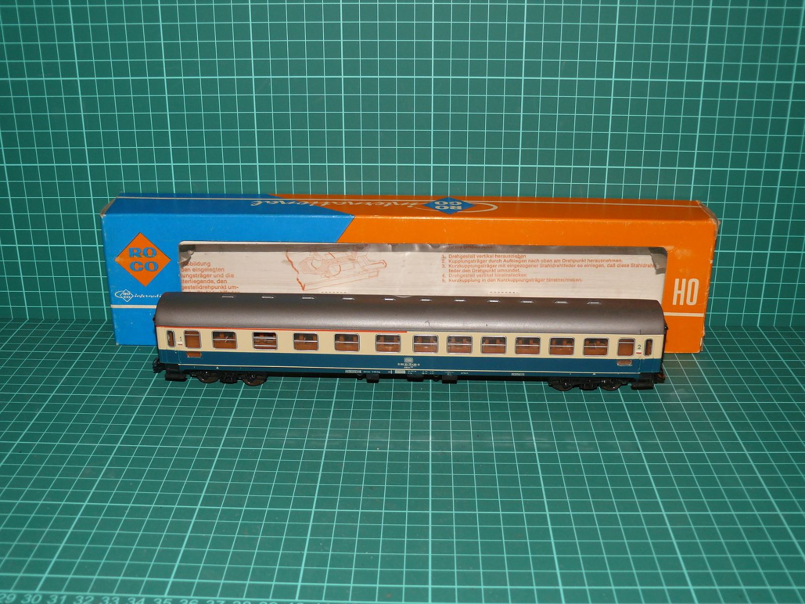Roco H0 4288 – 4-nápravový rychlíkový osobní vůz ABm 225 1./2. třídy, DB (Ep. IV, oceánská modř/béžová) + OVP – H0