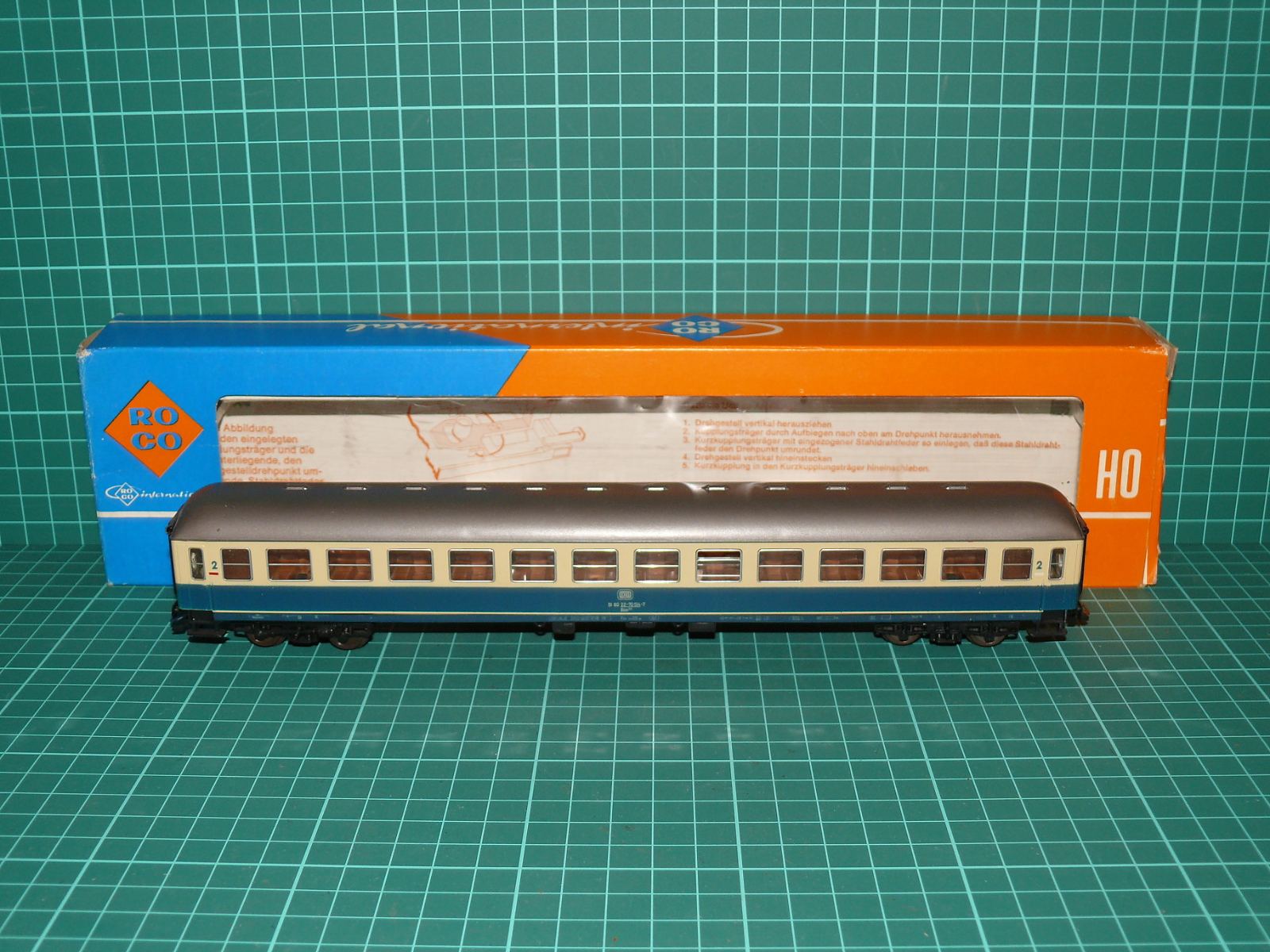 Roco H0 4256 – 4-nápravový rychlíkový osobní vůz Bm 234 2. třídy, DB (Ep. IV, oceánská modř/béžová) + OVP – H0