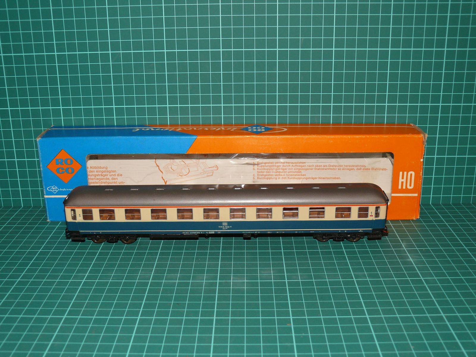 Roco H0 4257 – 4-nápravový rychlíkový osobní vůz 1. třídy řady Am 203, DB (Ep. IV, oceánská modř/béžová) + OVP – H0