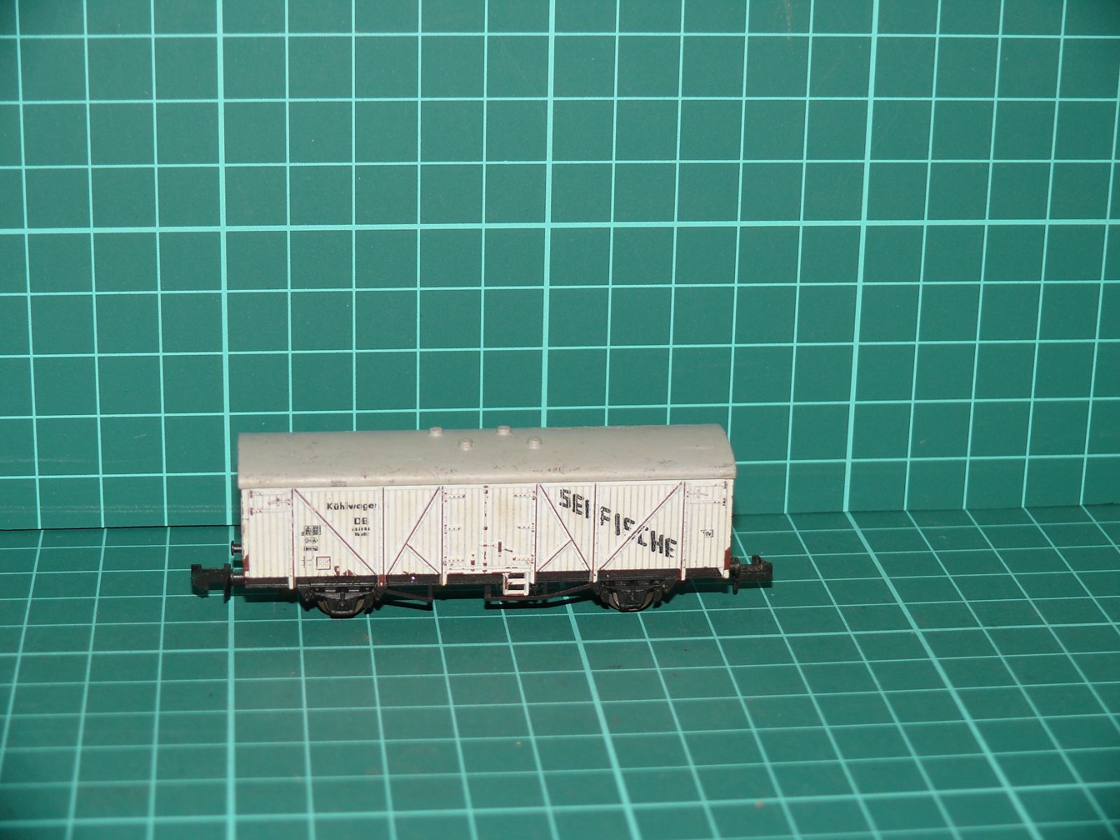 Roco N 02332A (2332) – 2-nápravový chladicí vůz na ryby „SEEFISCHE“, DB (Ep. III) – N