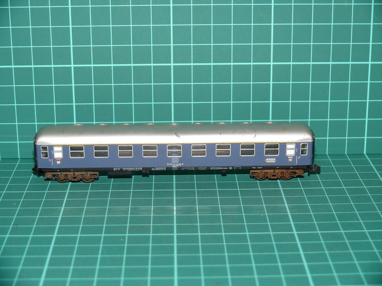 Minitrix N 13004 – 4-nápravový rychlíkový osobní vůz 1. třídy řady Am 203, DB (Ep. IV) – N