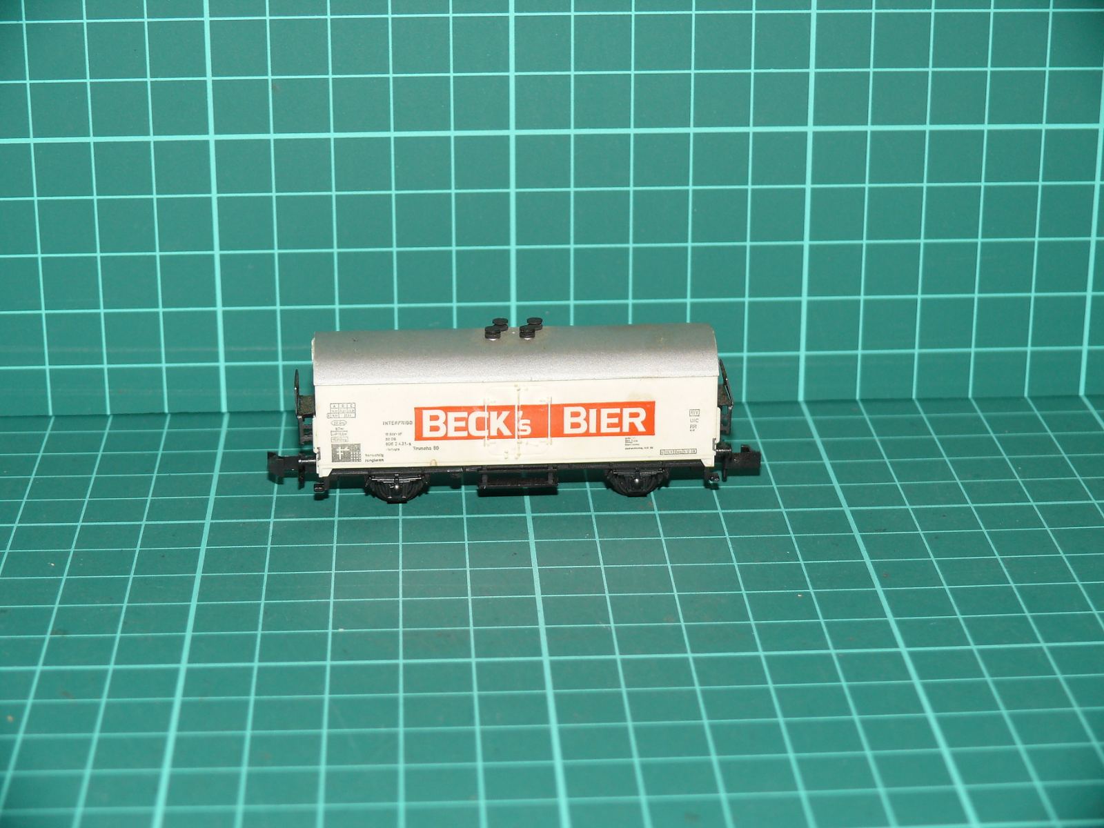 Roco N 02331B (2331) – 2-nápravový chladicí/pivní vůz „BECK's BIER“, DB / INTERFRIGO (Ep. IV) – N