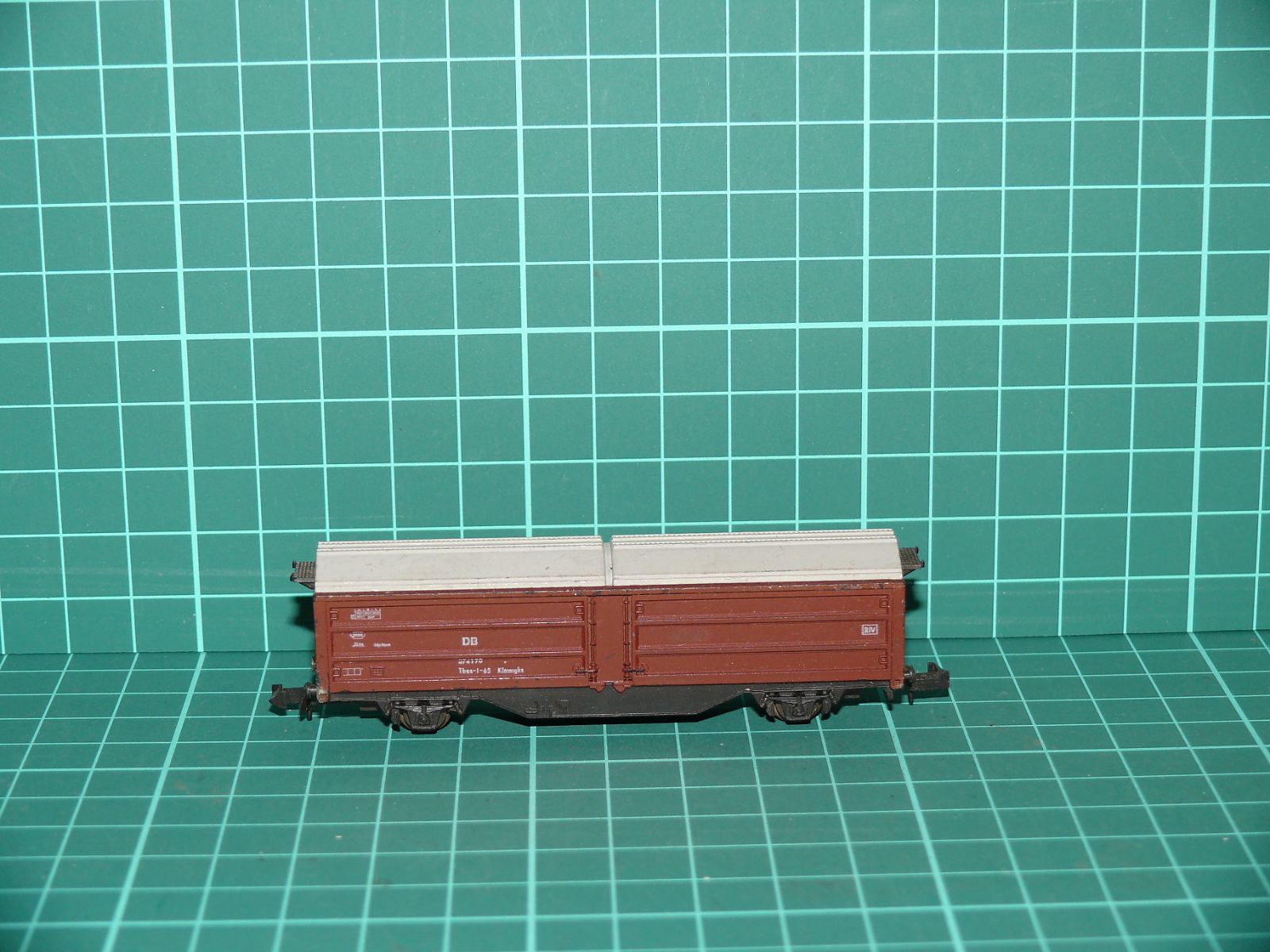 Roco N 02333A (2333) – 2-nápravový vůz s posuvnou střechou Tbis-t-66 / Klmmgks, DB (Ep. III/IV) – N