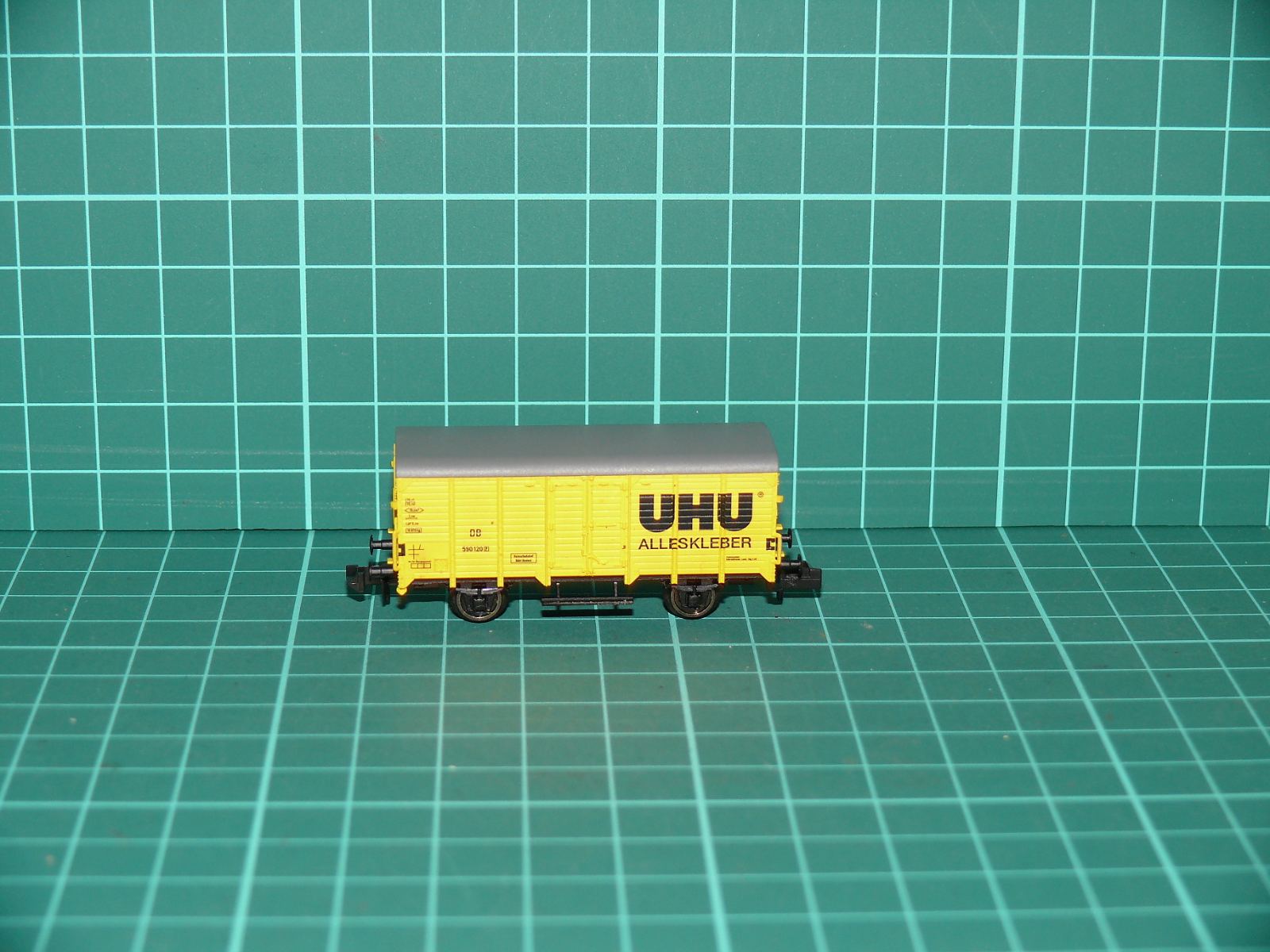 Minitrix N 13532 – 2-nápravový krytý nákladní vůz „UHU ALLESKLEBER“, DB (Ep. IV) – N