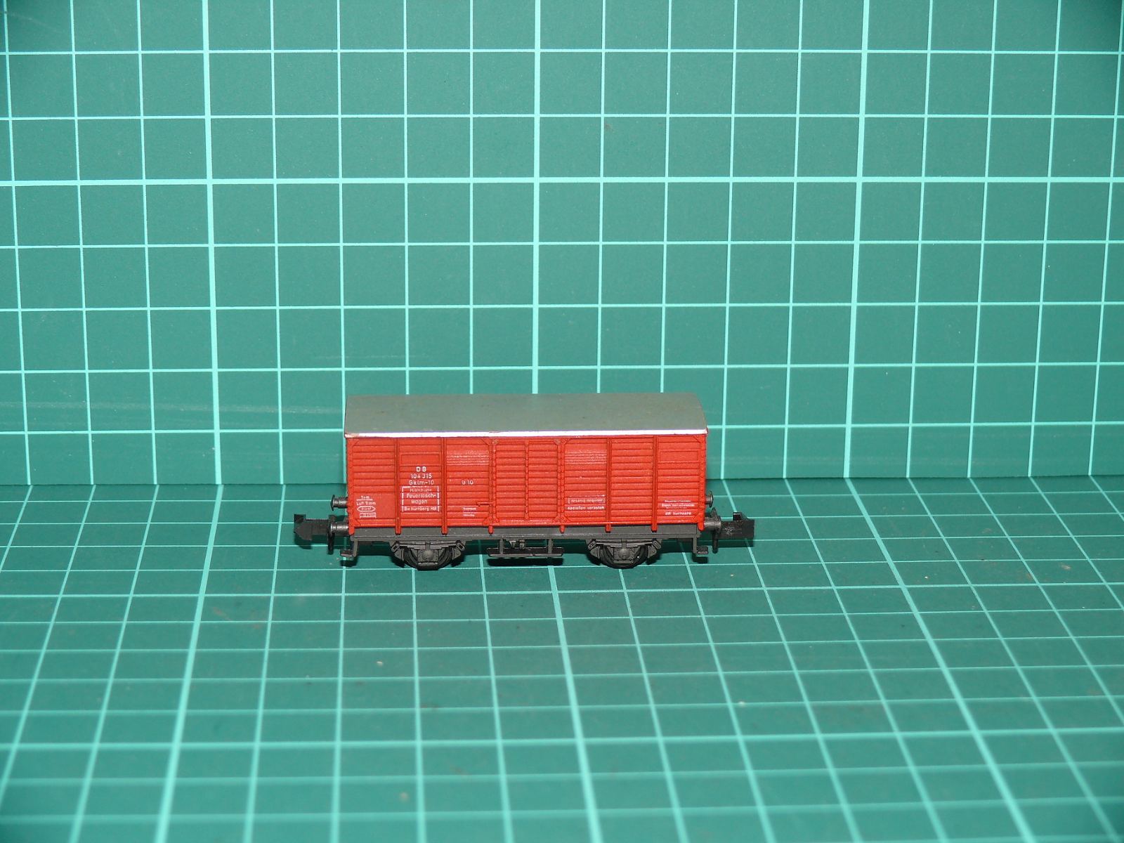 Roco N 02331 (2331) – 2-nápravový krytý nákladní vůz řady Gklm-v 10 / G 10, DB (Ep. III) – N