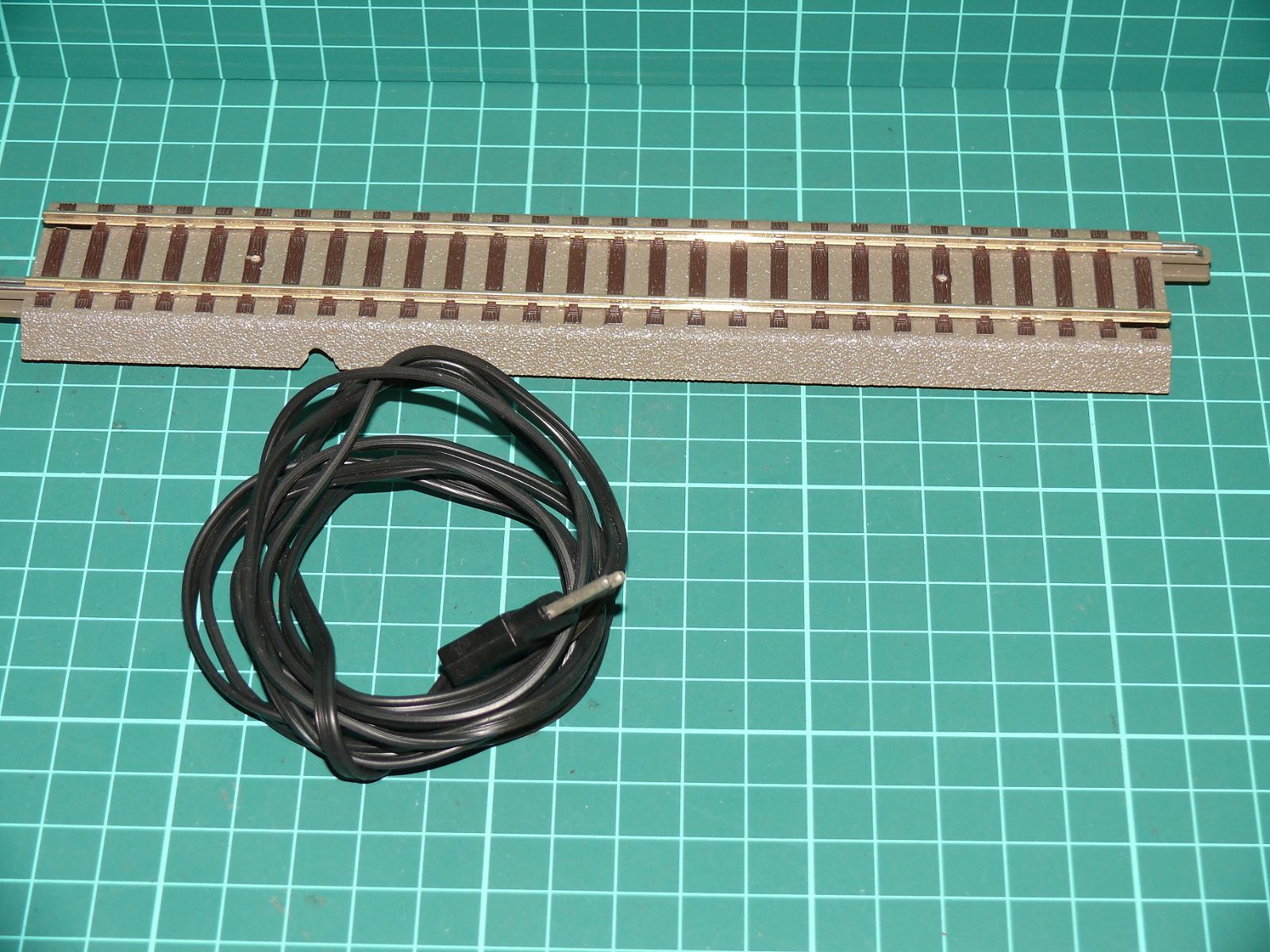 Roco H0 42517 (G1) – Rovná napájecí kolej Roco-Line s podložím 230 mm s kabelem – H0