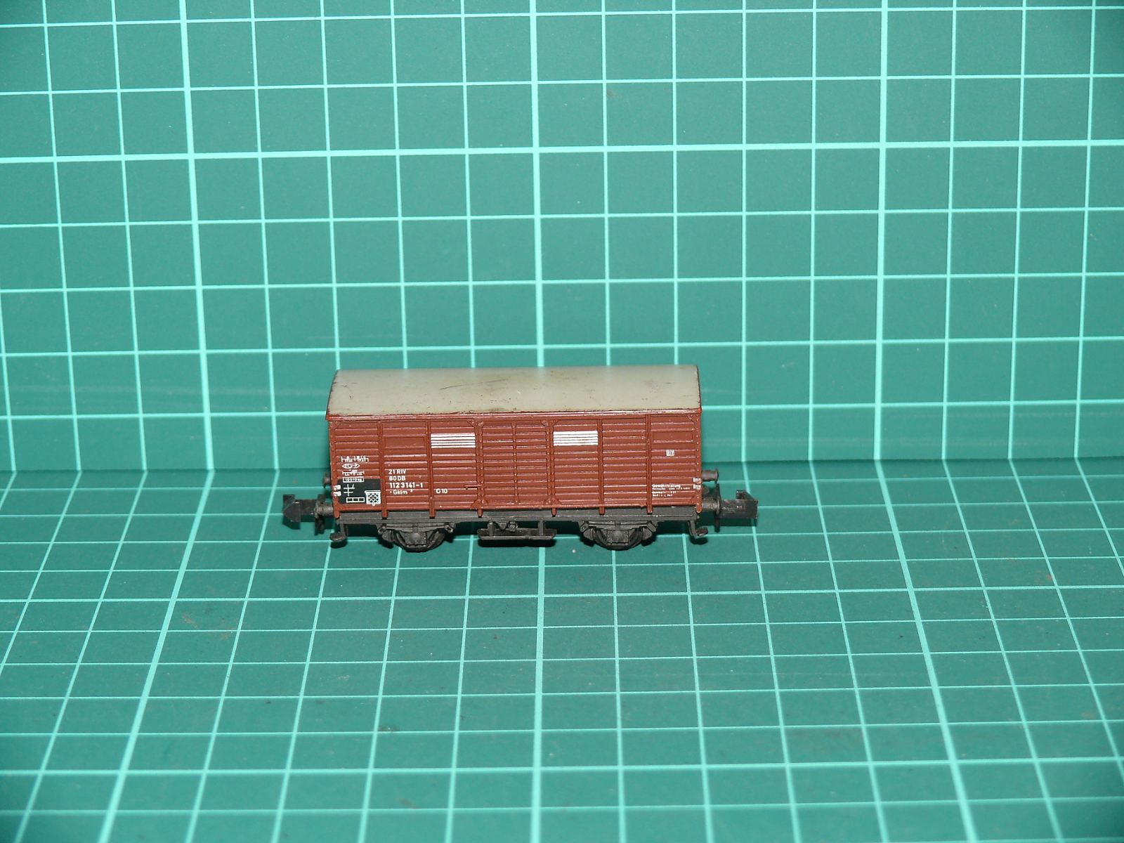 Roco N 02331A / 2331 – 2-nápravový krytý nákladní vůz řady Gklm 191 / G 10, DB (Ep. IV) – N