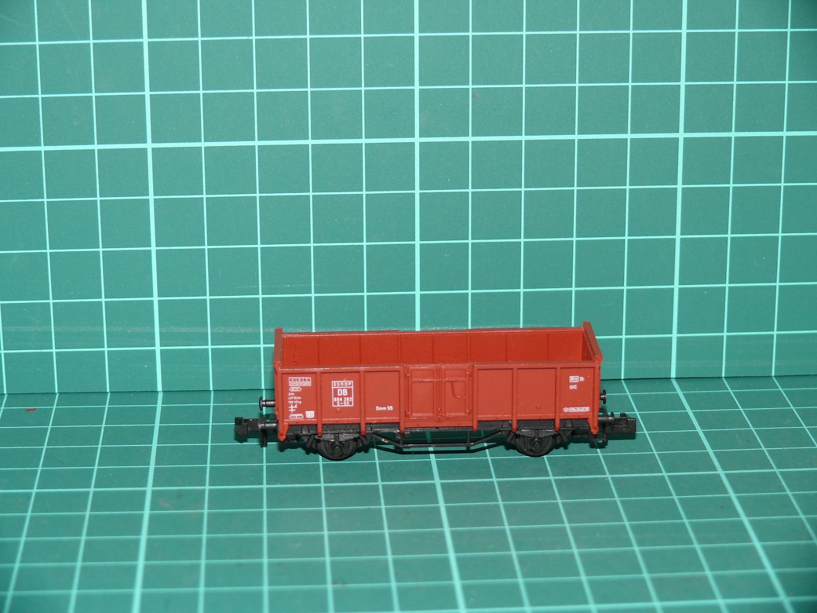 Fleischmann Piccolo N 8200 – 2-nápravový otevřený nákladní vůz řady Omm 55 (EUROP), DB (Ep. III) – N
