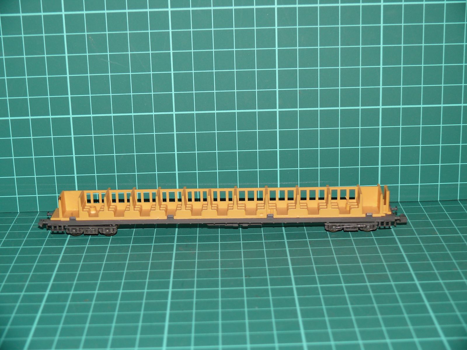 Roco / Hobbytrain N – Podvozek a interiér 4-nápravového rychlíkového vozu (1:160) – N