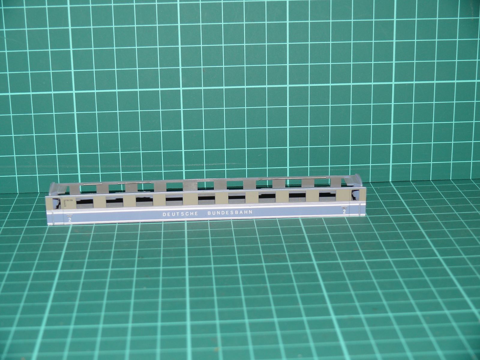 KATO N – Skelet skříně vloženého vozu SVT 137 „DEUTSCHE BUNDESBAHN“ (modrá/šedá, Ep. III) – N