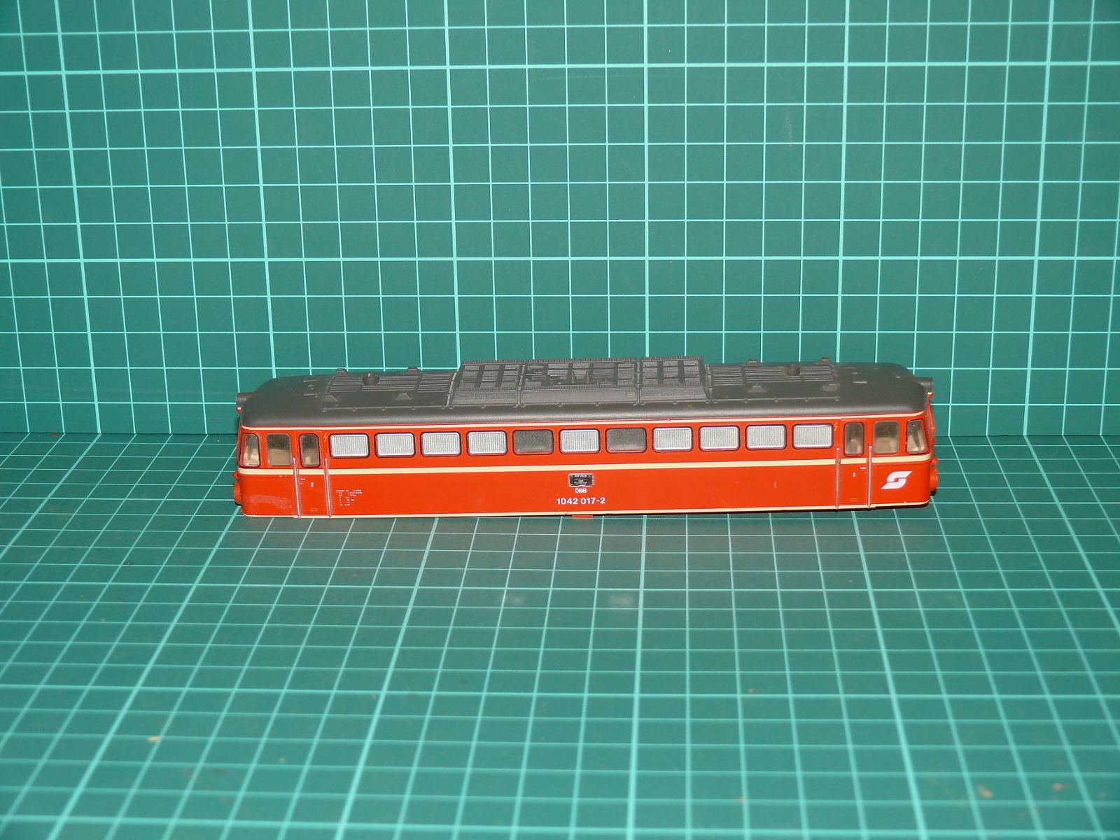 Lima H0 – Karoserie elektrické lokomotivy řady 1042 (1042 017-2), ÖBB (Ep. IV) – H0