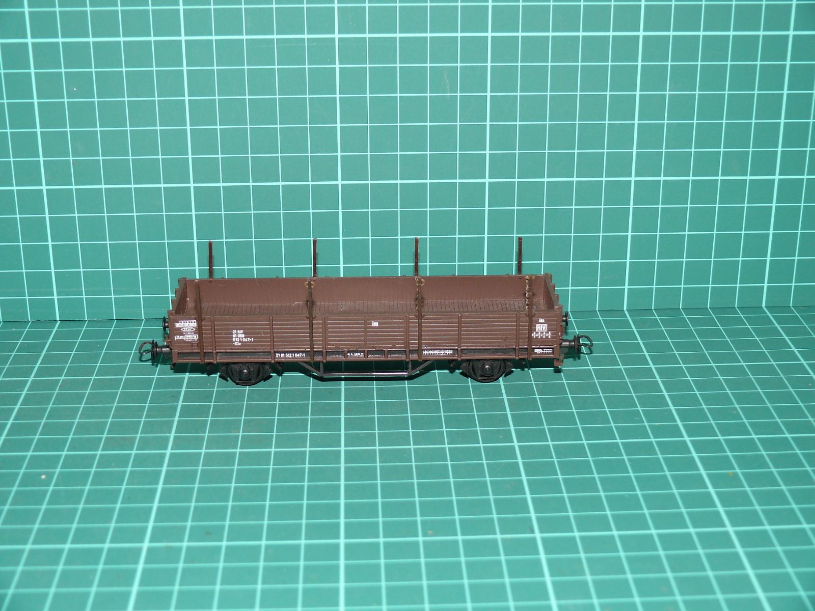 Kleinbahn H0 320 – 2nápravový nízkostěnný nákladní vůz s klanicemi a řetízky řady Elo, ÖBB (Ep. IV) – H0