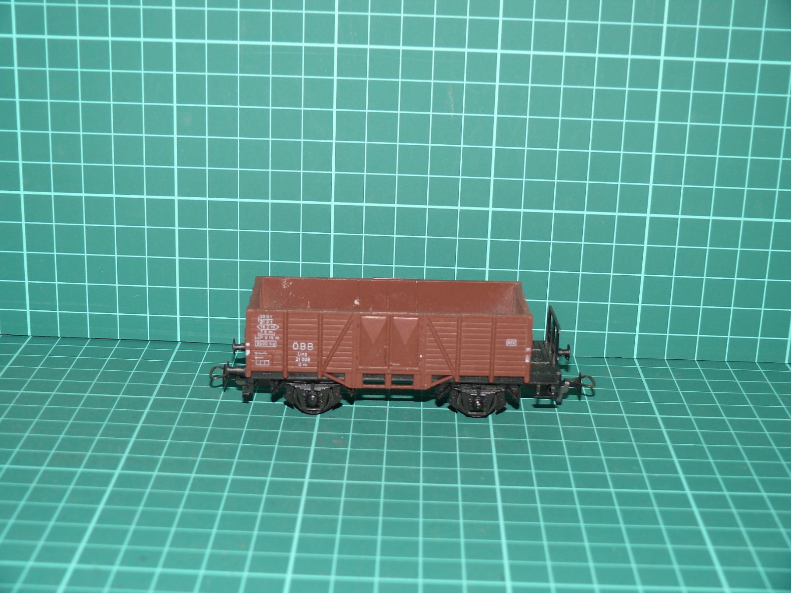 Kleinbahn H0 310 – 2nápravový otevřený vysokostěnný vůz s plošinou řady Linz (Ommp), ÖBB (Ep. III) – H0