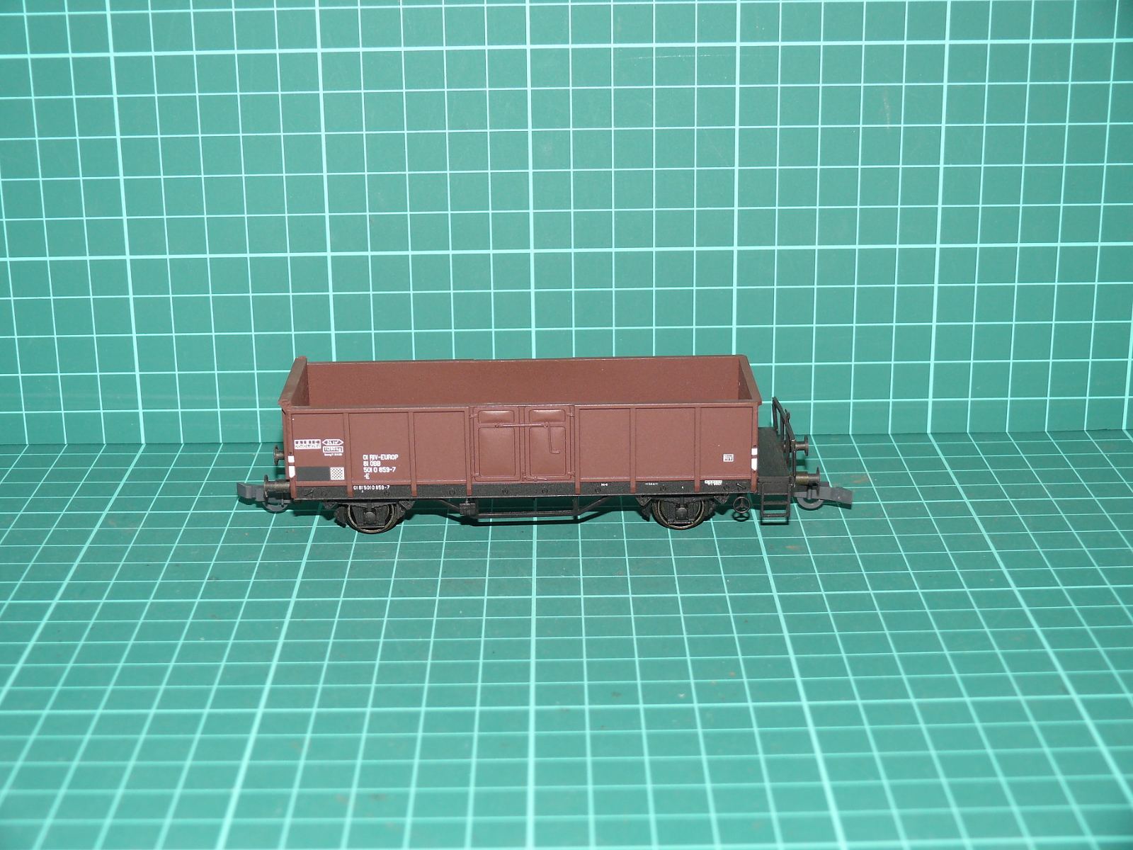 Roco H0 46026 – 2nápravový otevřený vysokostěnný vůz s plošinou řady E (EUROP), ÖBB (Ep. IV) – H0