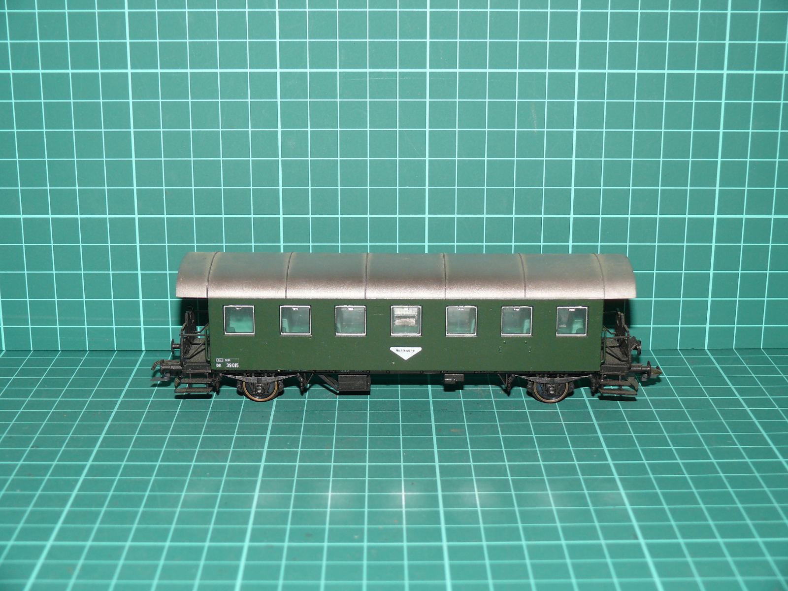 Roco H0 44201A – 2nápravový osobní vůz typu "Spantenwagen" řady Biho/Bh 39015 s otevřenými plošinami, ÖBB (Ep. III) – H0