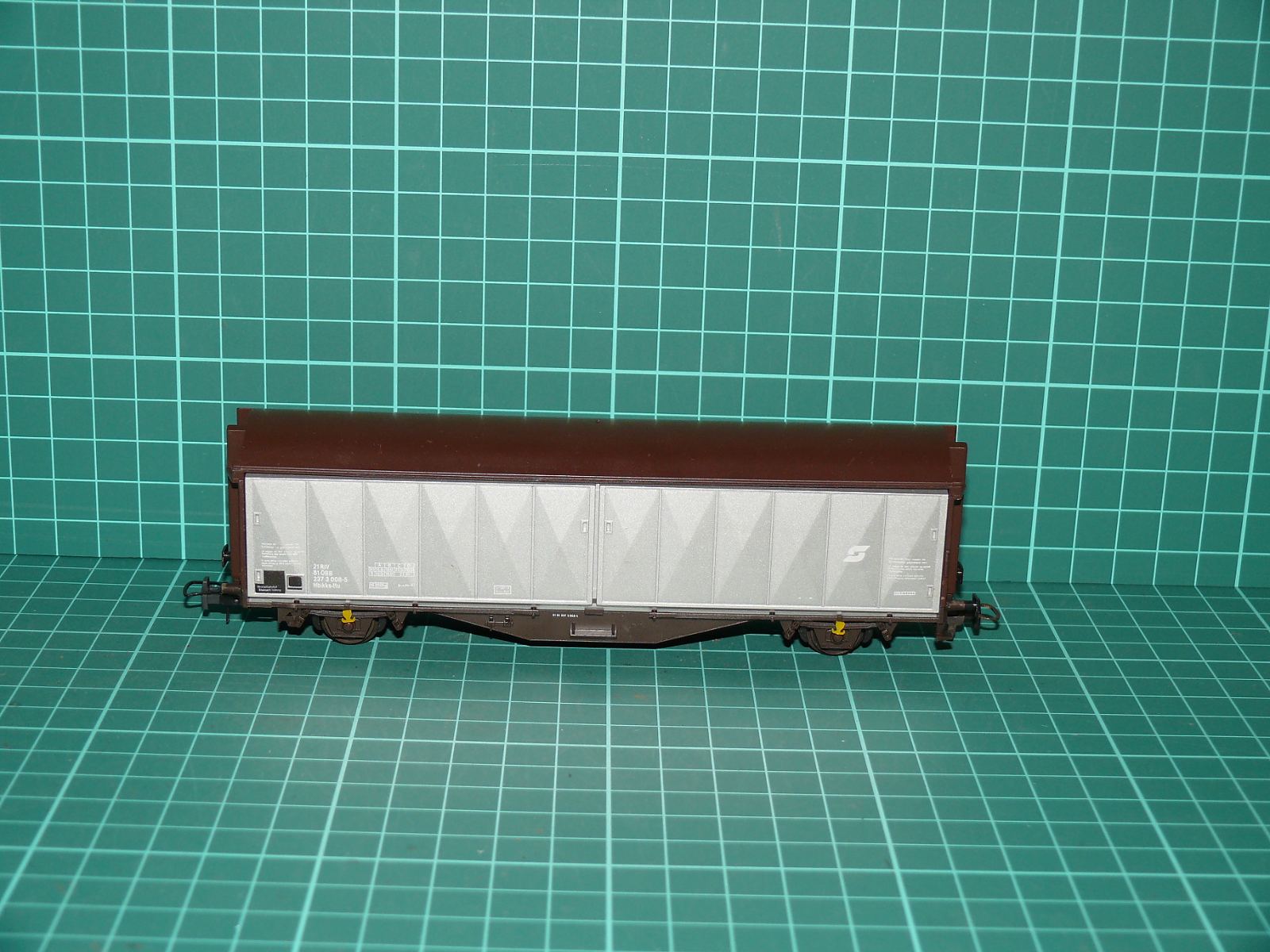 Kleinbahn H0 348 – 2nápravový krytý nákladní vůz s posuvnými stěnami řady Hbis-tux / Tbis, ÖBB (Ep. IV/V) – H0
