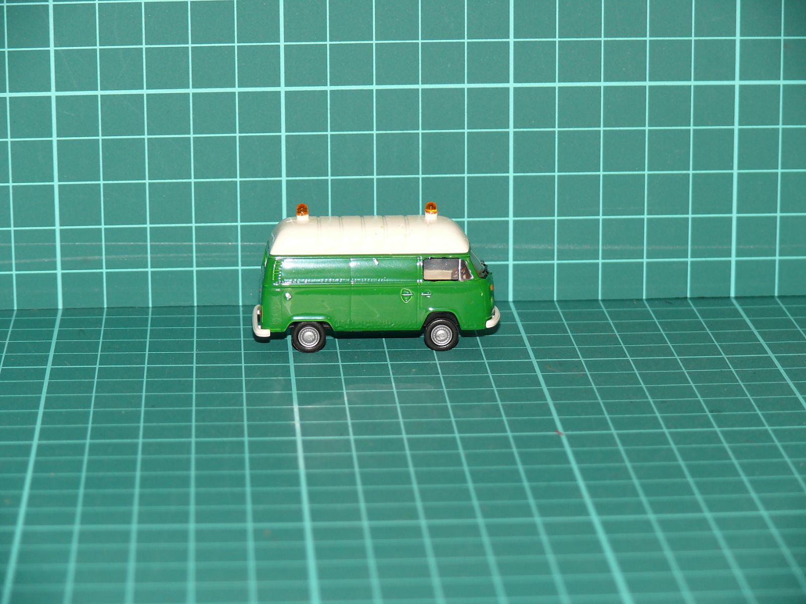 Brekina - Volkswagen T2 Skříňová dodávka s vysokou střechou a majáky – H0