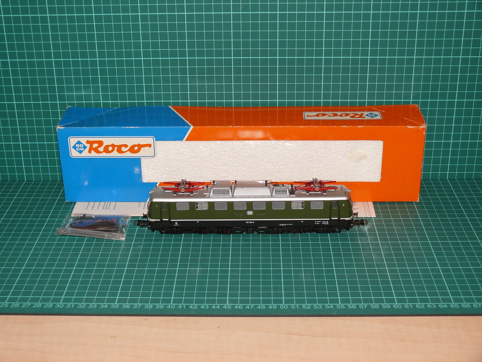 Roco H0 43584 – Těžká 6nápravová elektrická lokomotiva BR 150 100-6 (E 50), DB (Ep. IV, DC) – H0