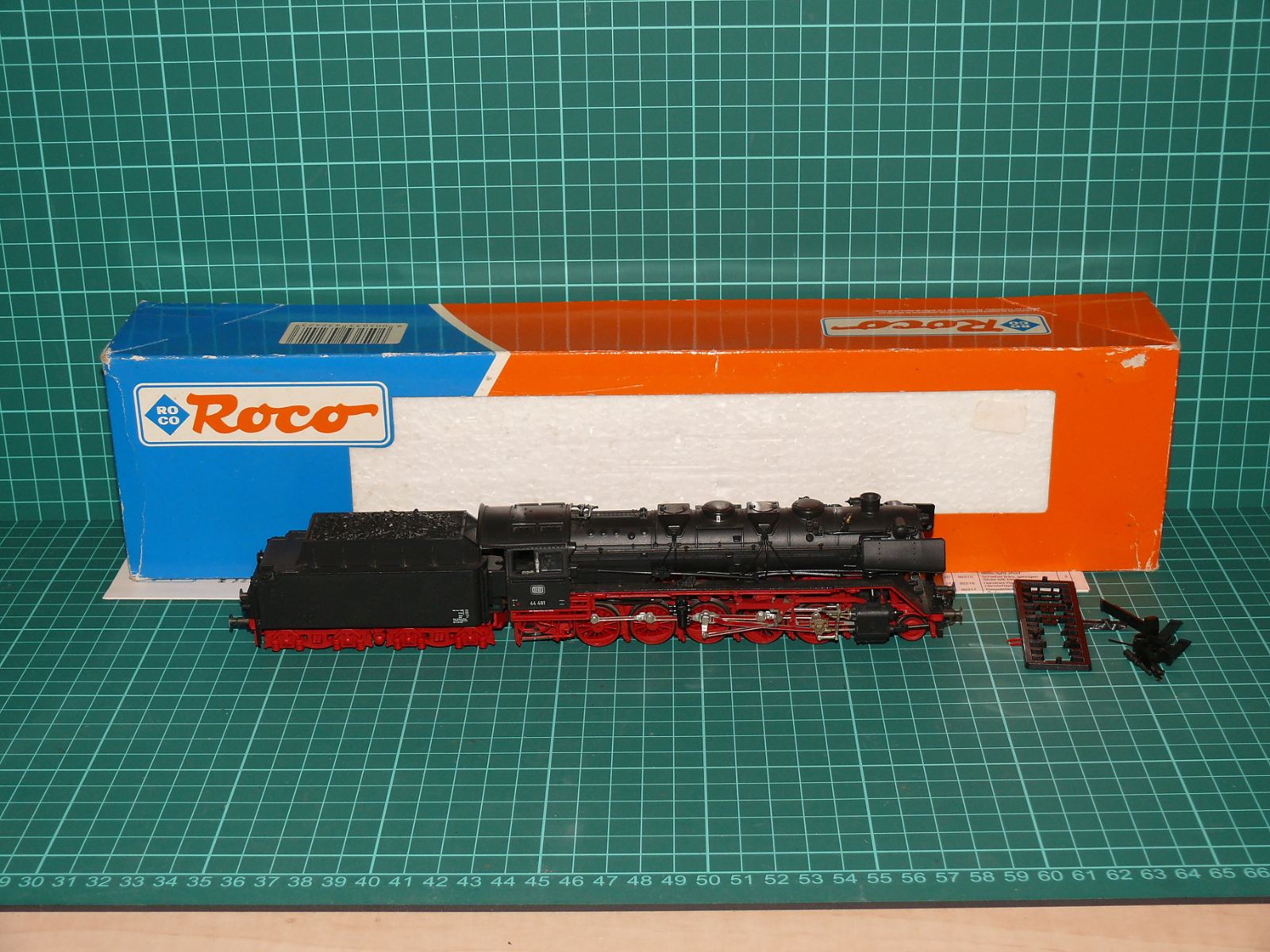 Roco H0 43252 – Těžká parní nákladní lokomotiva řady 44 (BR 44 481) s vanovým tendrem, DB (Ep. III/IV, DC) – H0