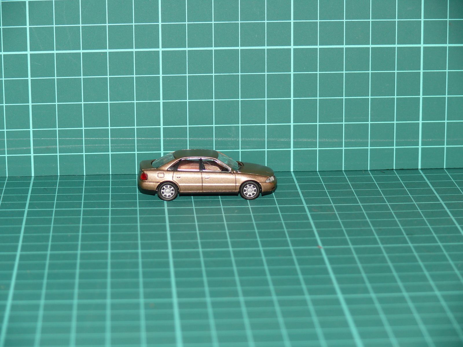 Rietze - Audi A4 Sedan (B5) Zlatohnědá metalíza – H0